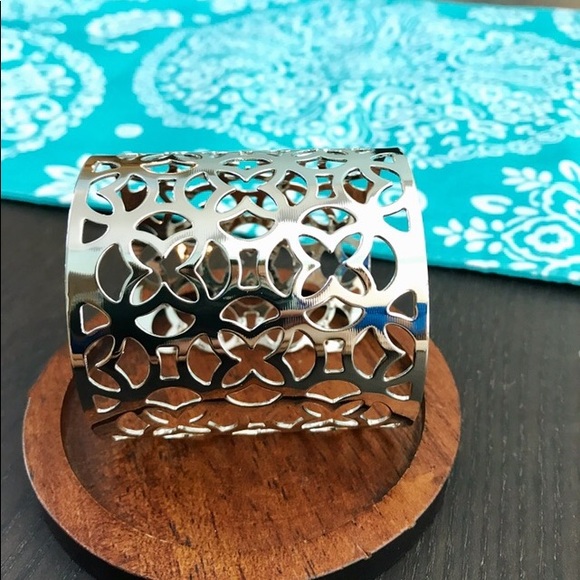 NEW!💙💎GORGEOUS CLOVER QUATREFOIL CUFF💎💙SILVERY - Picture 5 of 8